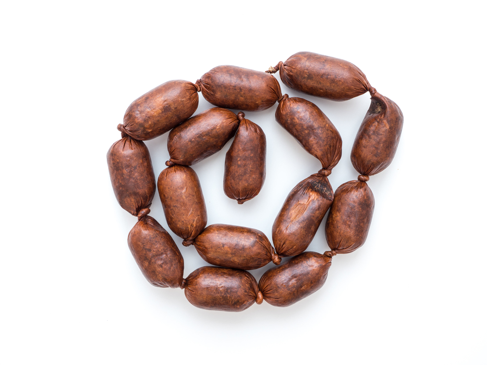 Des saucisses sèches comme récompense pour le chien. Les friandises à la viande pour chiens sont une manière saine de récompenser et de gâter votre chien.