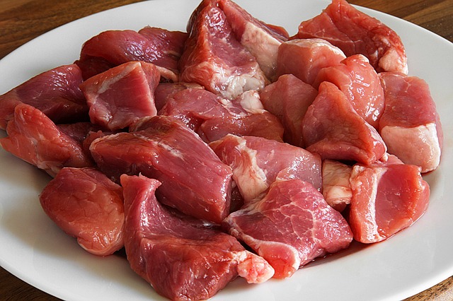 Viande de bœuf crue en tranches. La viande de chien est la seule source de protéines véritable et saine